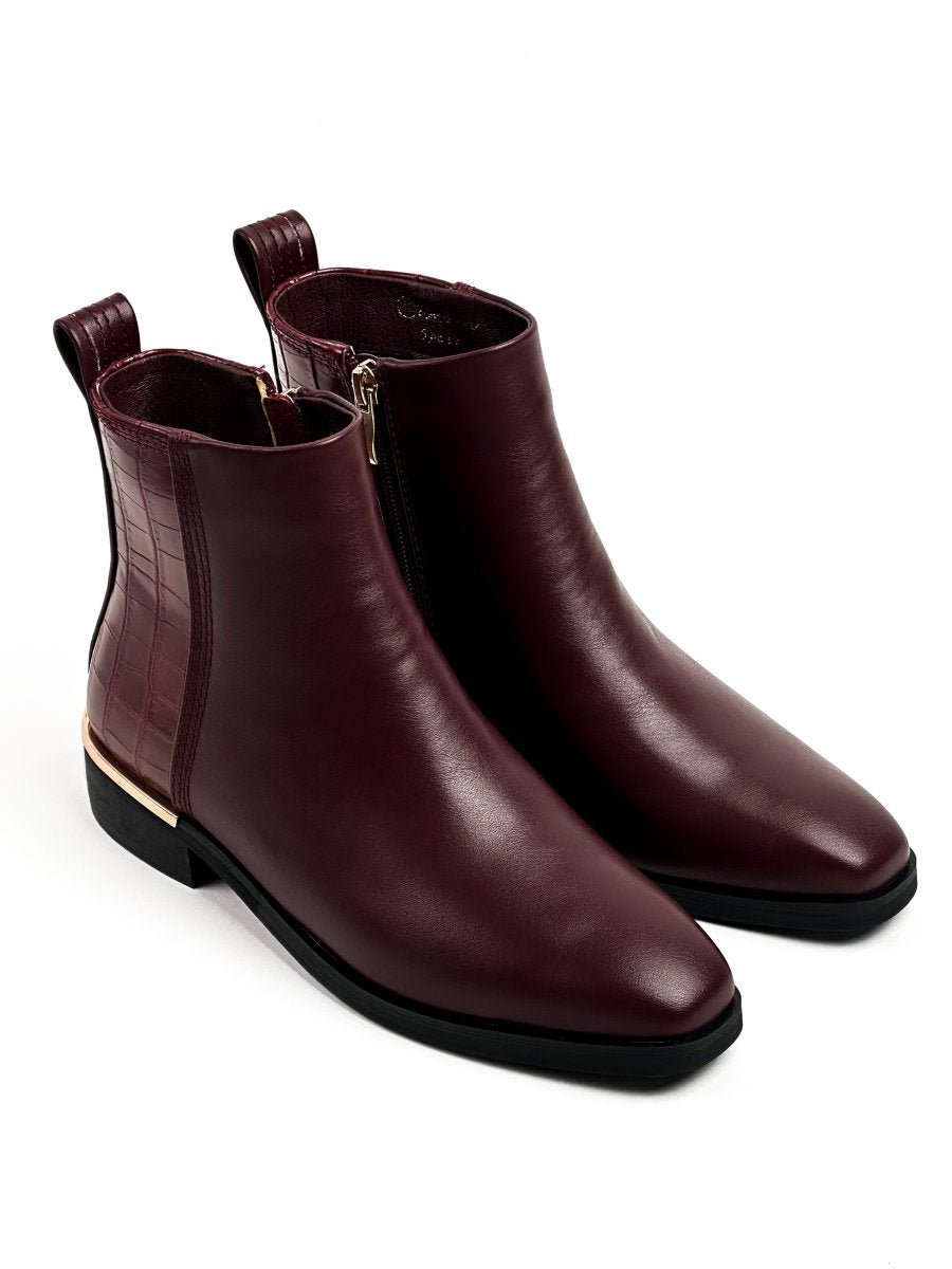 حذاء قصير من الجلد الأحمر