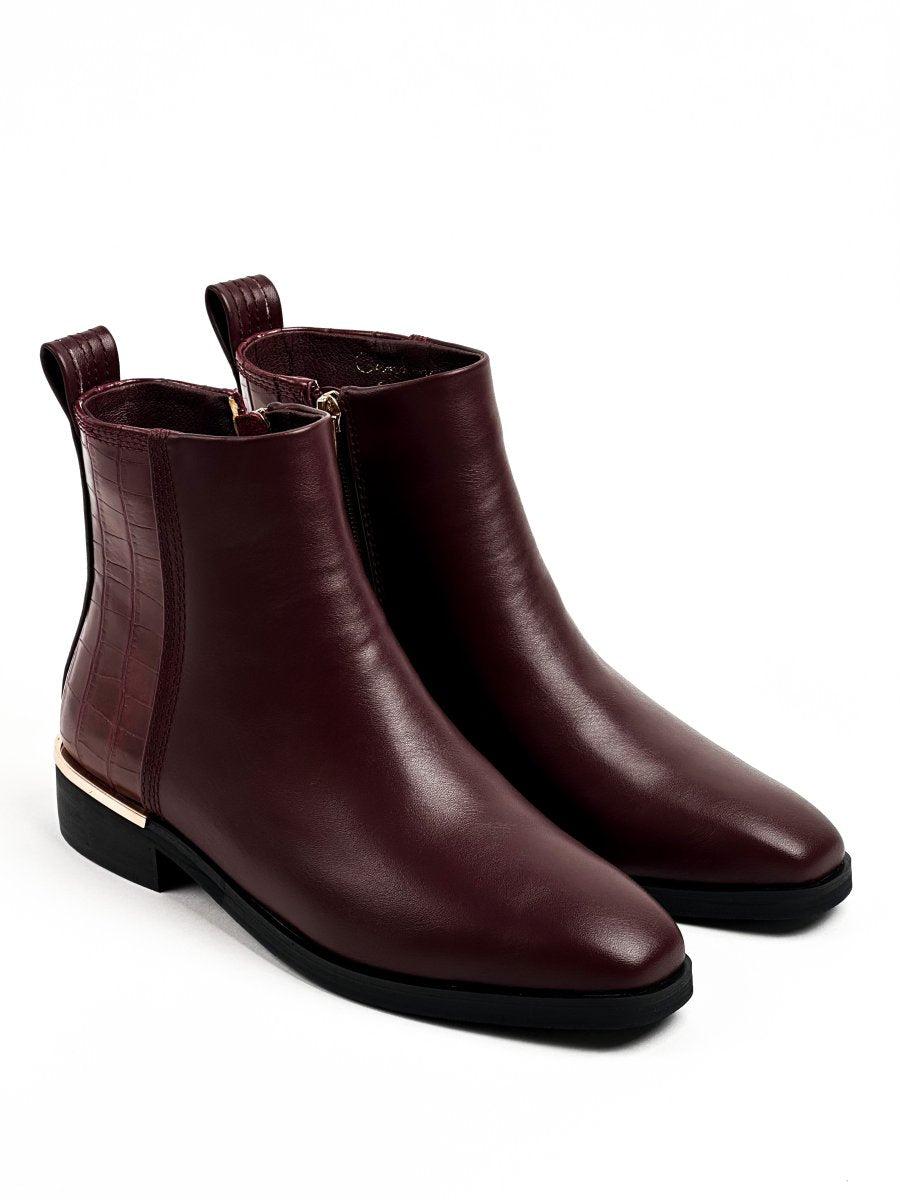 حذاء قصير من الجلد الأحمر