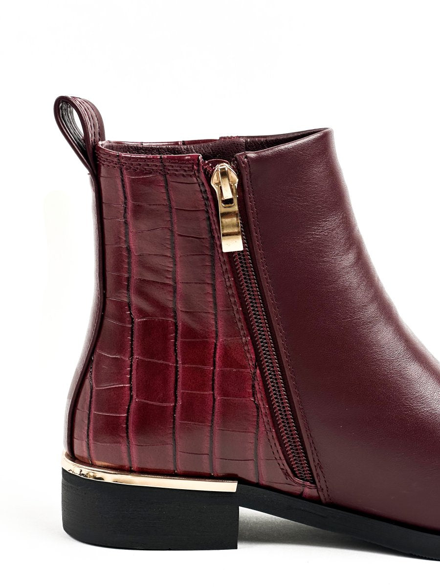 حذاء قصير من الجلد الأحمر