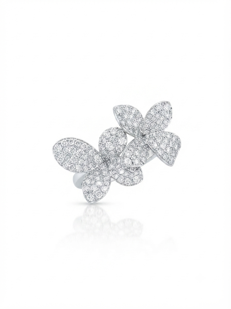 Rose-shaped ring set with zircon stones.