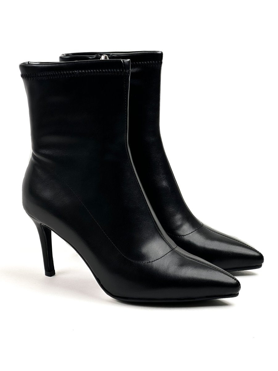 حذاء أسود من الجلد يصل إلى منتصف الساق