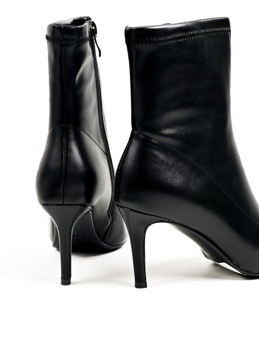 حذاء أسود من الجلد يصل إلى منتصف الساق