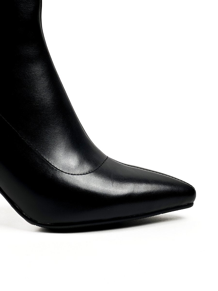 حذاء أسود من الجلد يصل إلى منتصف الساق