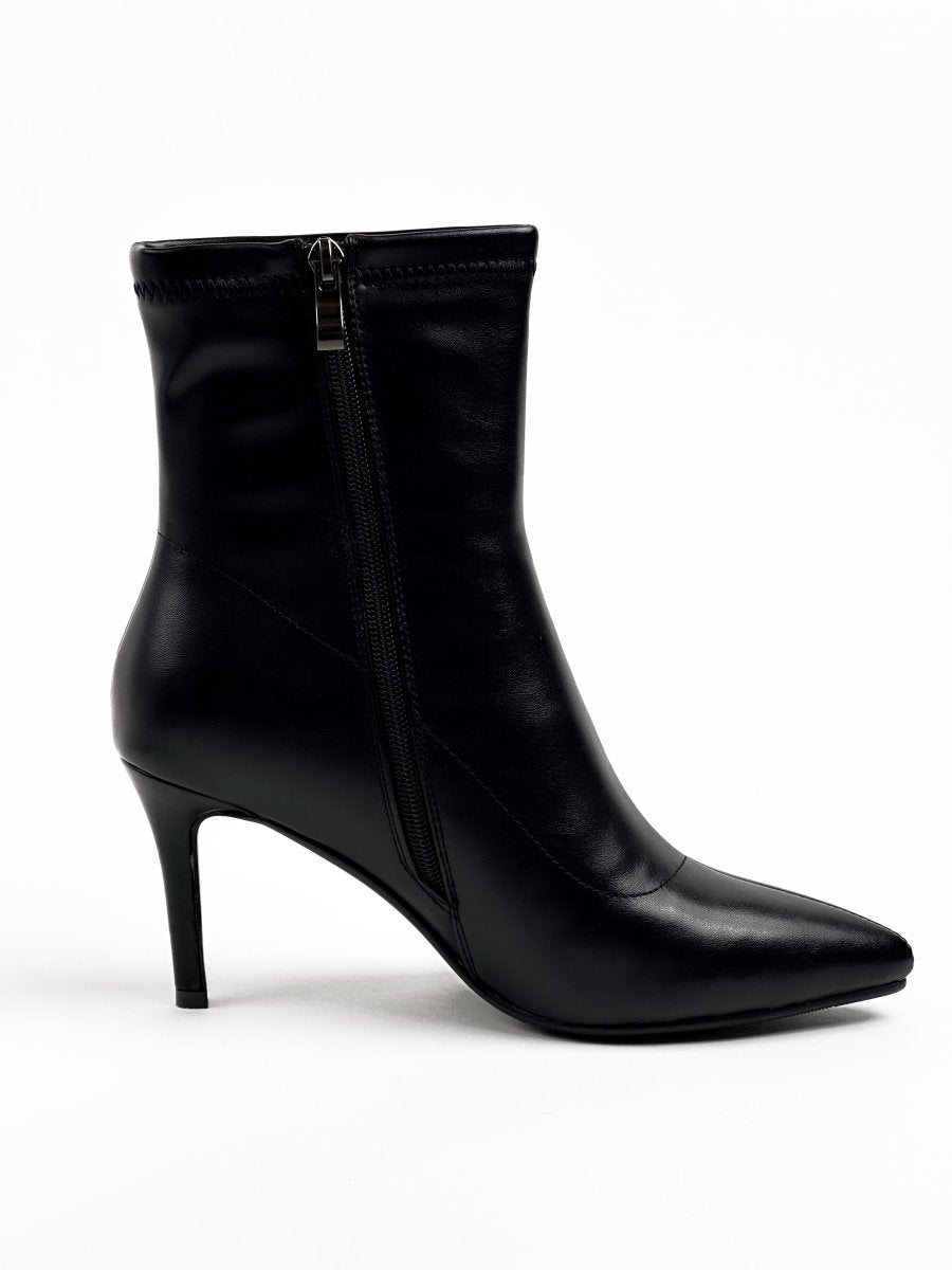 حذاء أسود من الجلد يصل إلى منتصف الساق