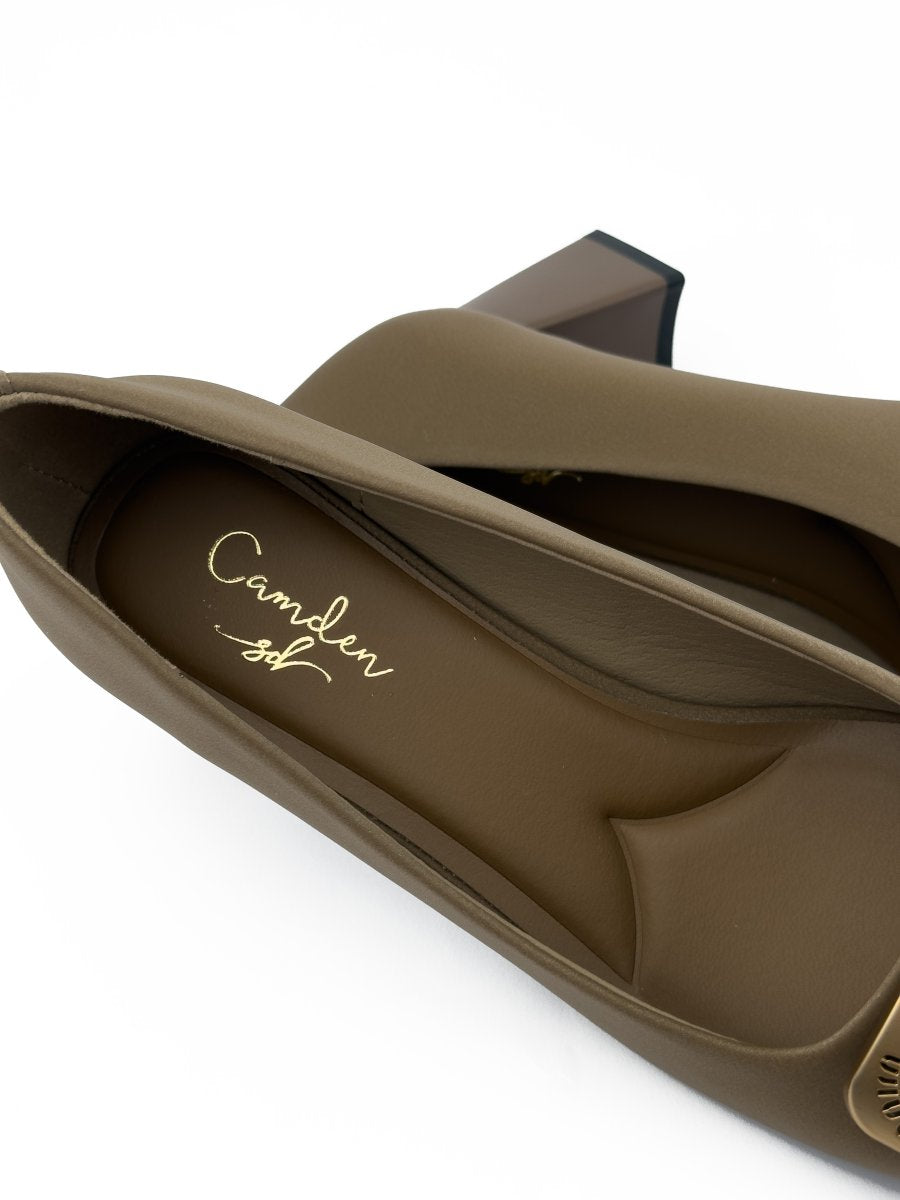 كتاب كلاسيك بكعب عريض ذو طابع عريض