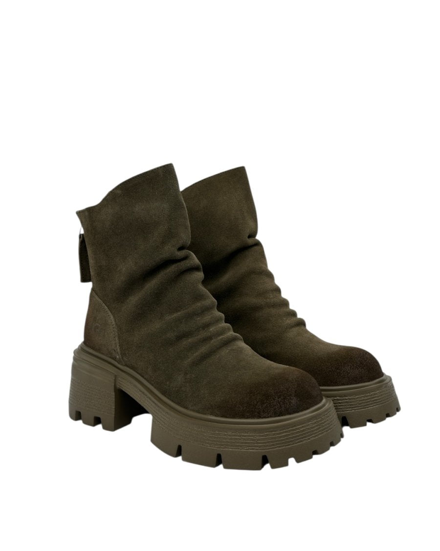 أحذية من جلد الغزال على طراز UGG بنعل سميك