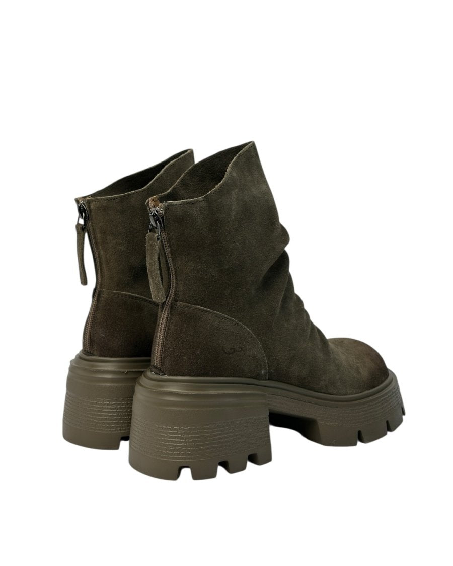 أحذية من جلد الغزال على طراز UGG بنعل سميك