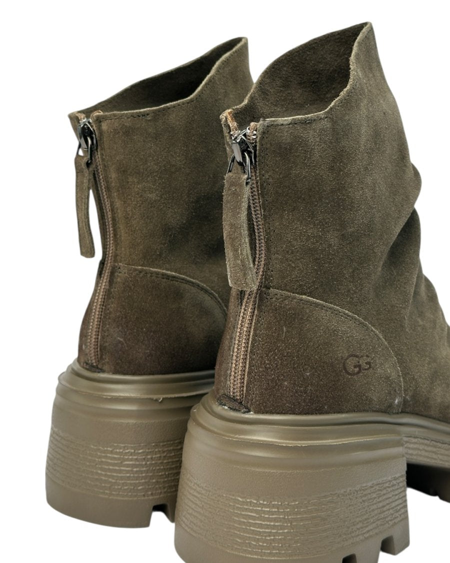 أحذية من جلد الغزال على طراز UGG بنعل سميك