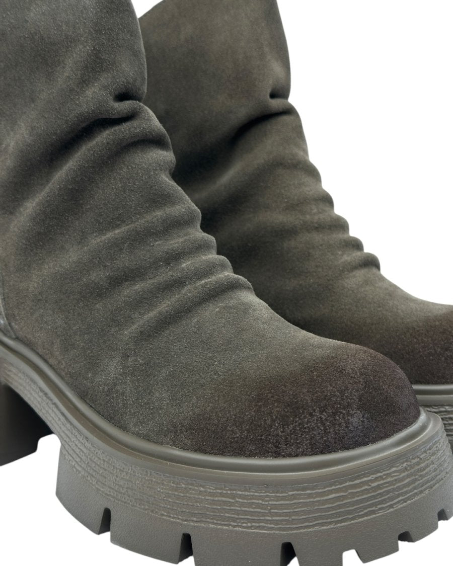 أحذية من جلد الغزال على طراز UGG بنعل سميك