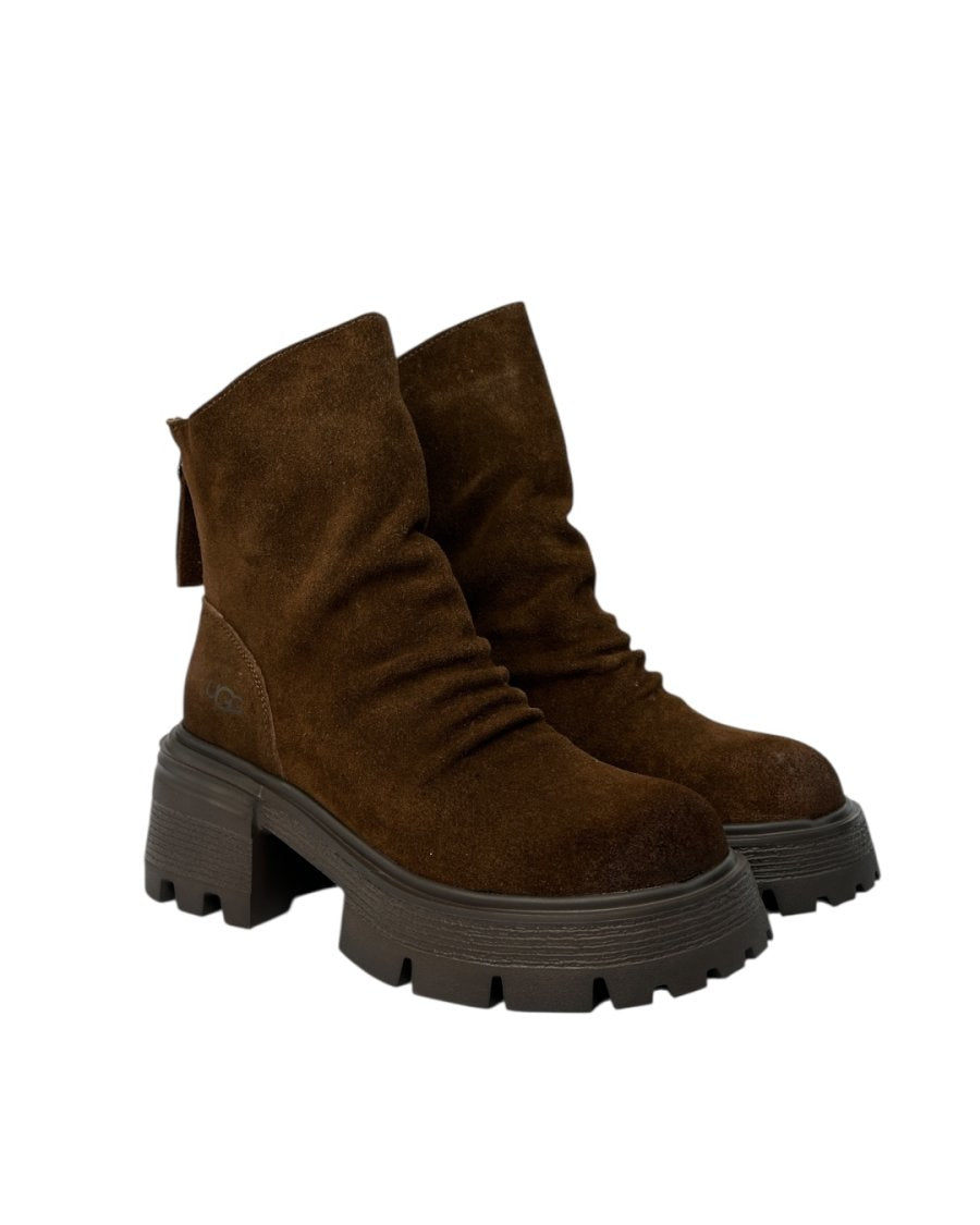 أحذية من جلد الغزال على طراز UGG بنعل سميك