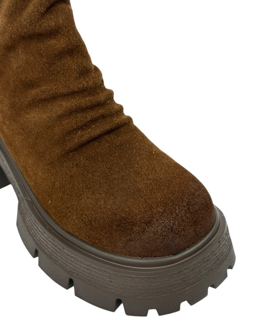 أحذية من جلد الغزال على طراز UGG بنعل سميك