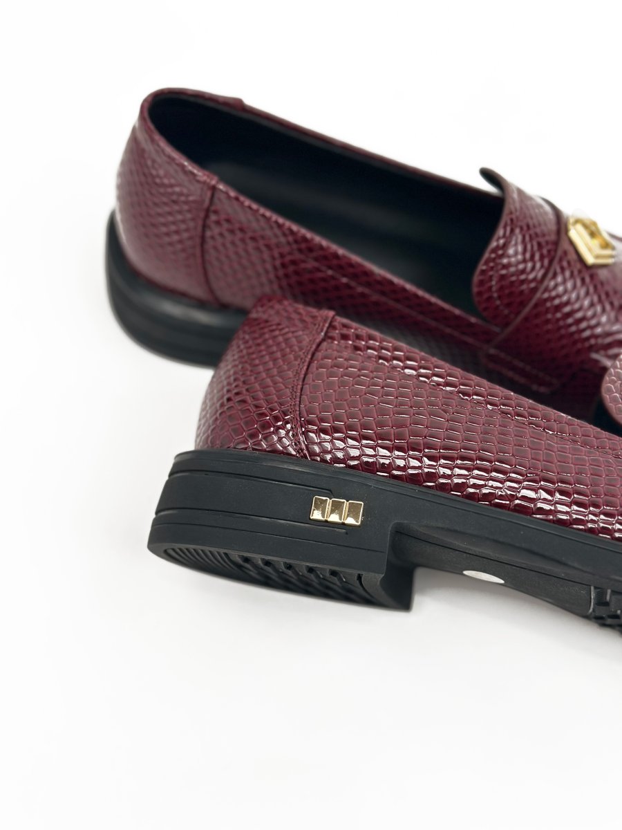 حذاء لوفر "طبي" بنقشة جلد الثعبان ولون عنابي لامع