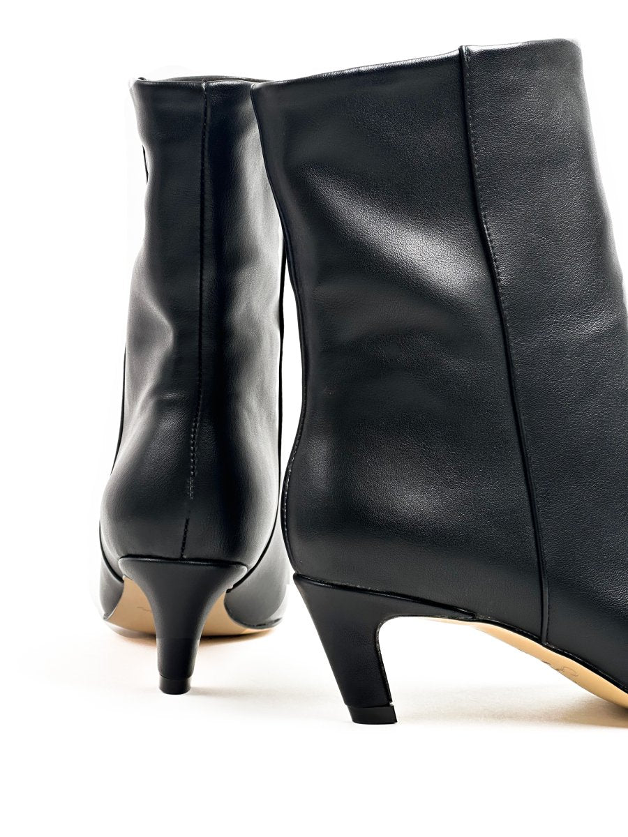 حذاء قصير من الجلد الأسود