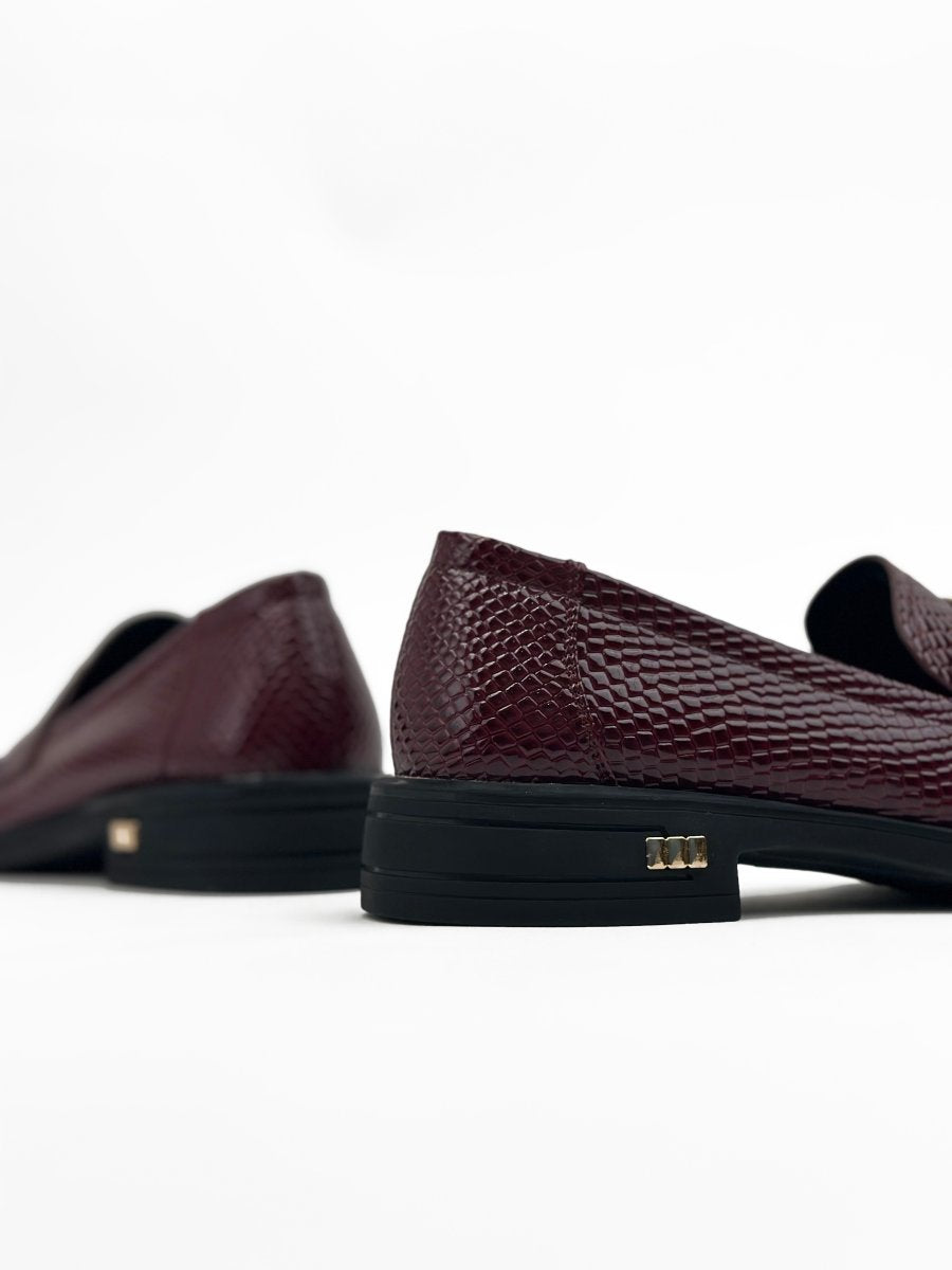 حذاء لوفر "طبي" بنقشة جلد الثعبان ولون عنابي لامع