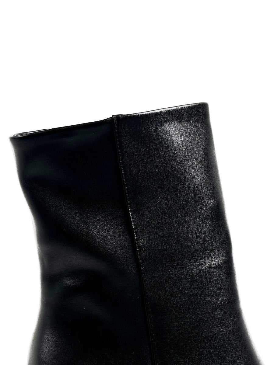 حذاء قصير من الجلد الأسود