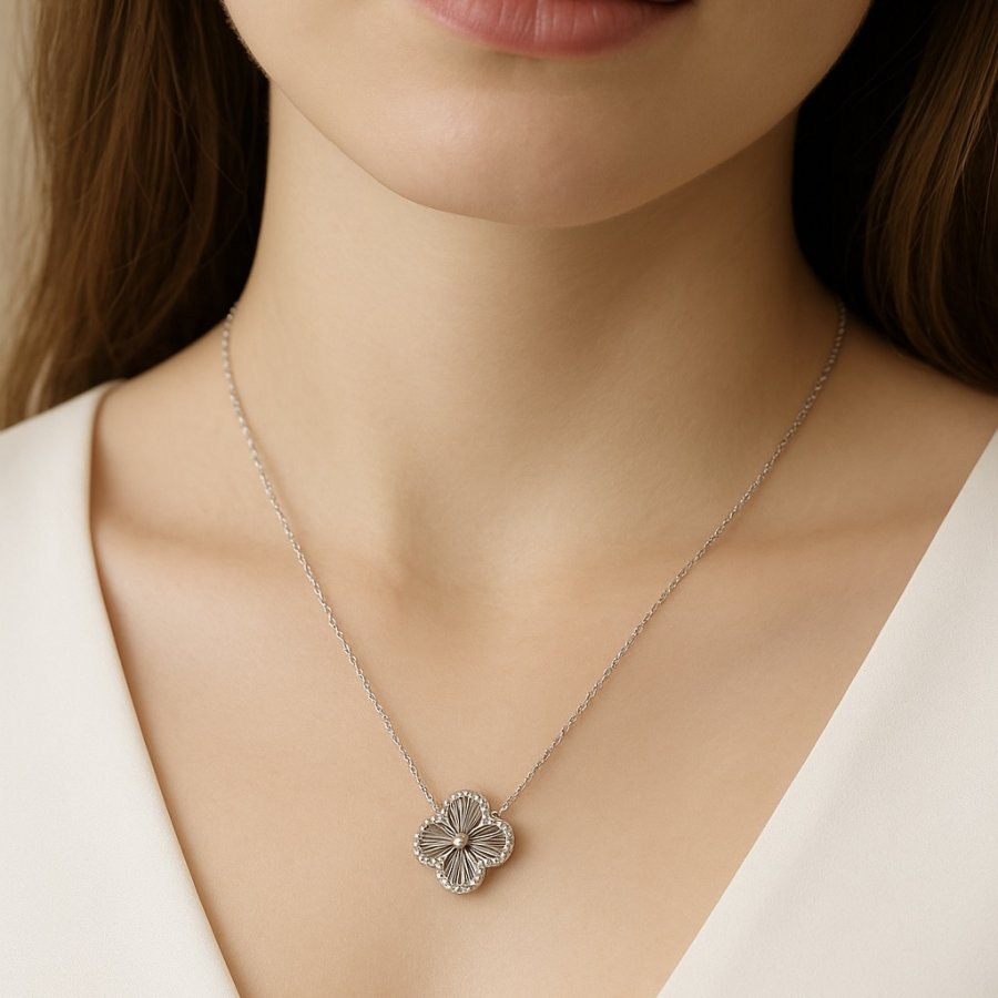 قلادة على طراز فان كليف