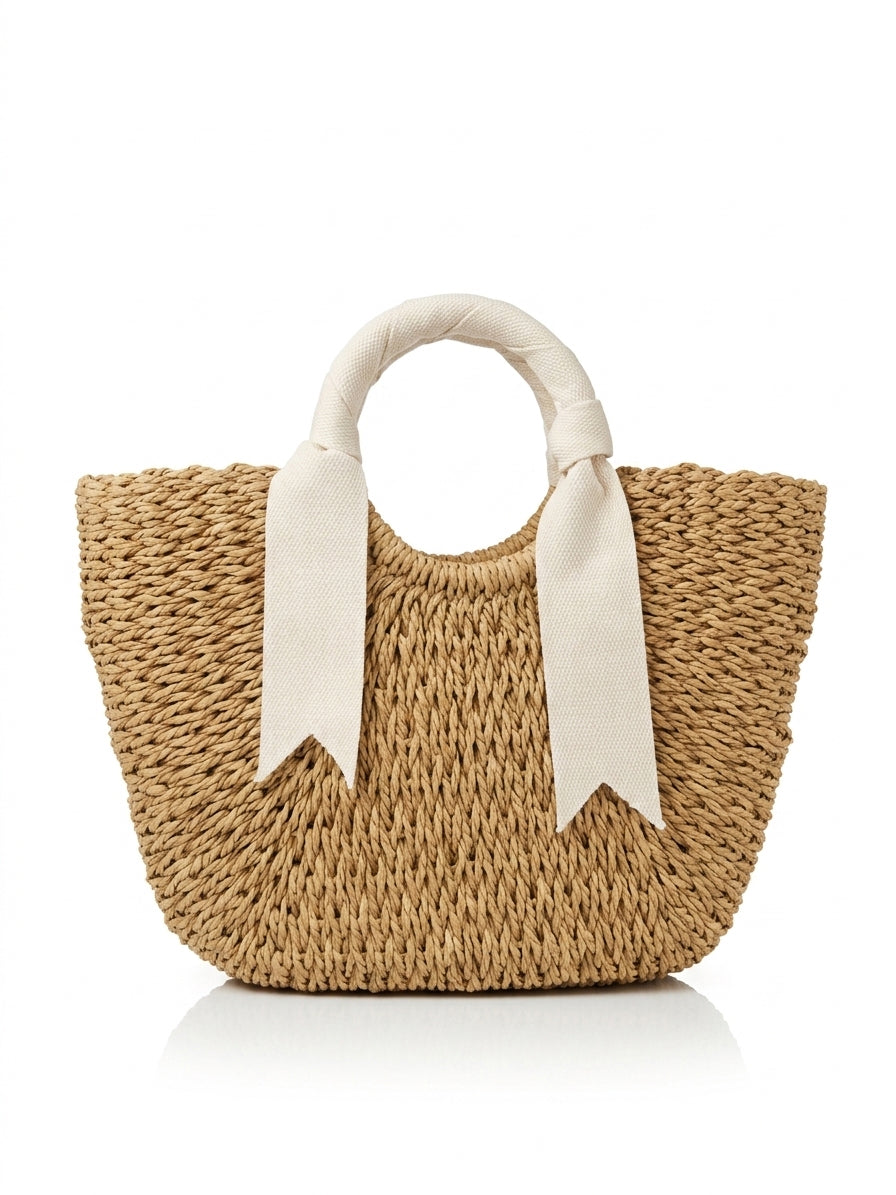 Straw bag with a tie