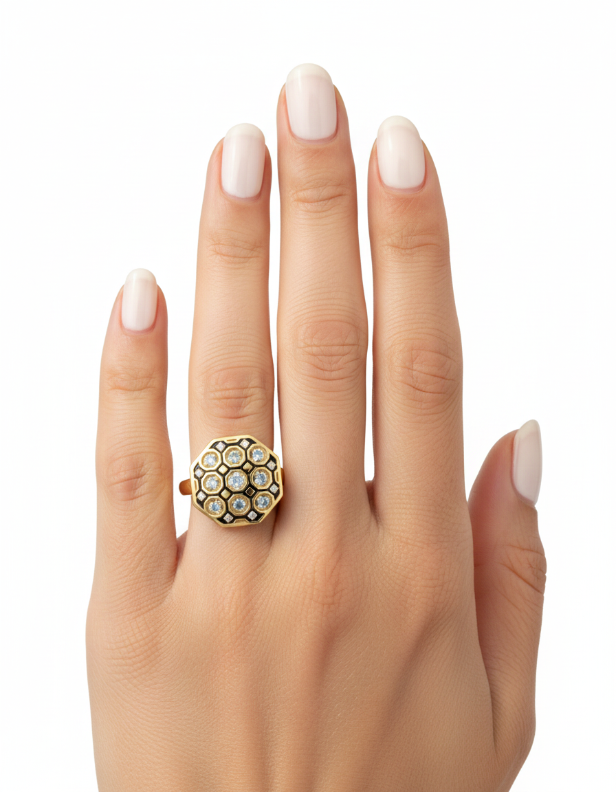 خاتم ذهبي اللون