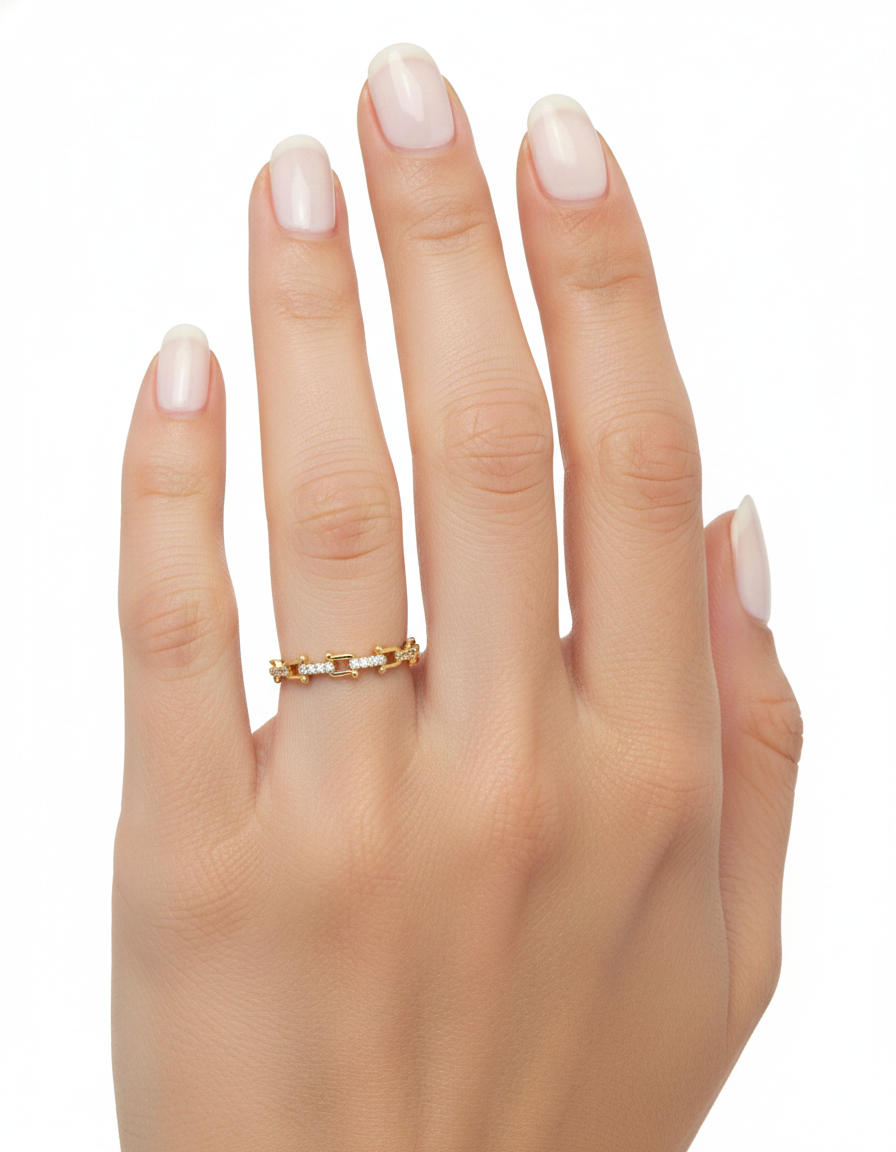 خاتم ذهبي اللون