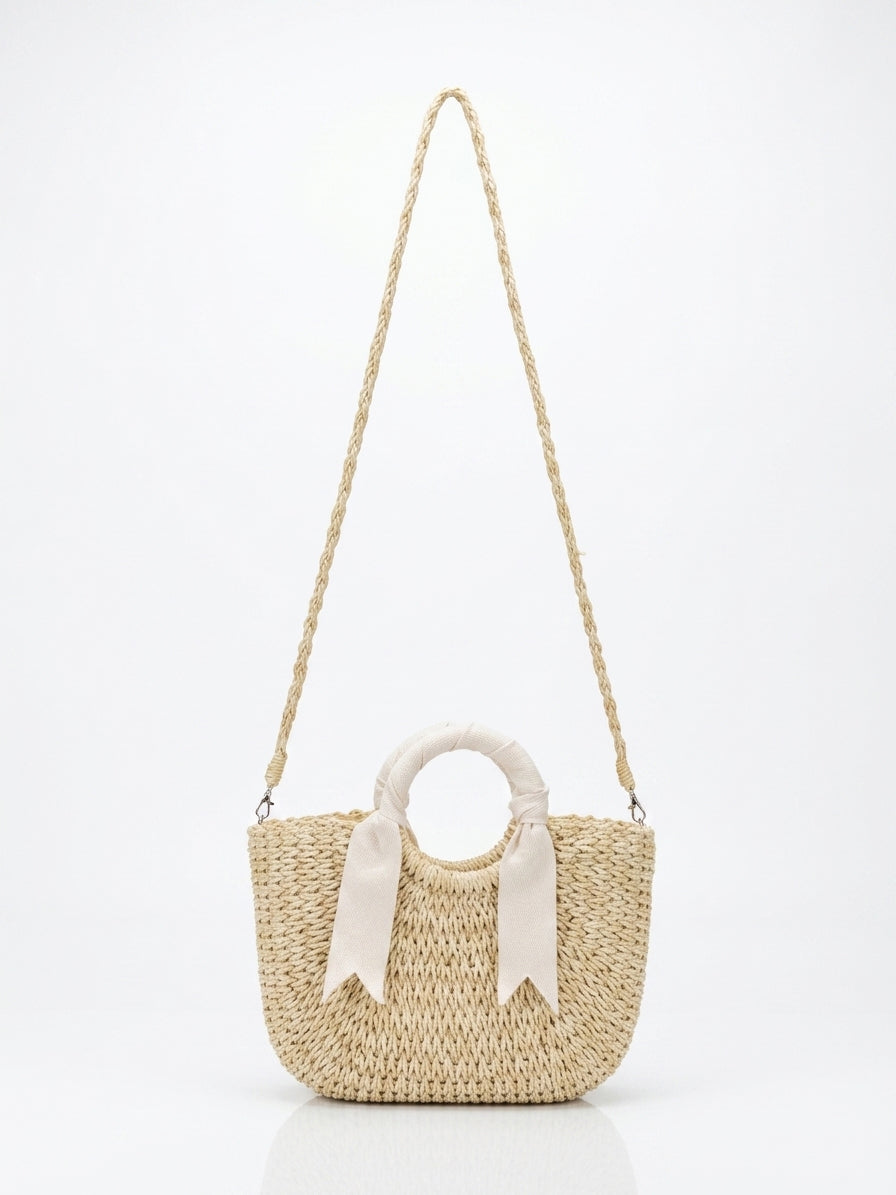 Straw bag with a tie
