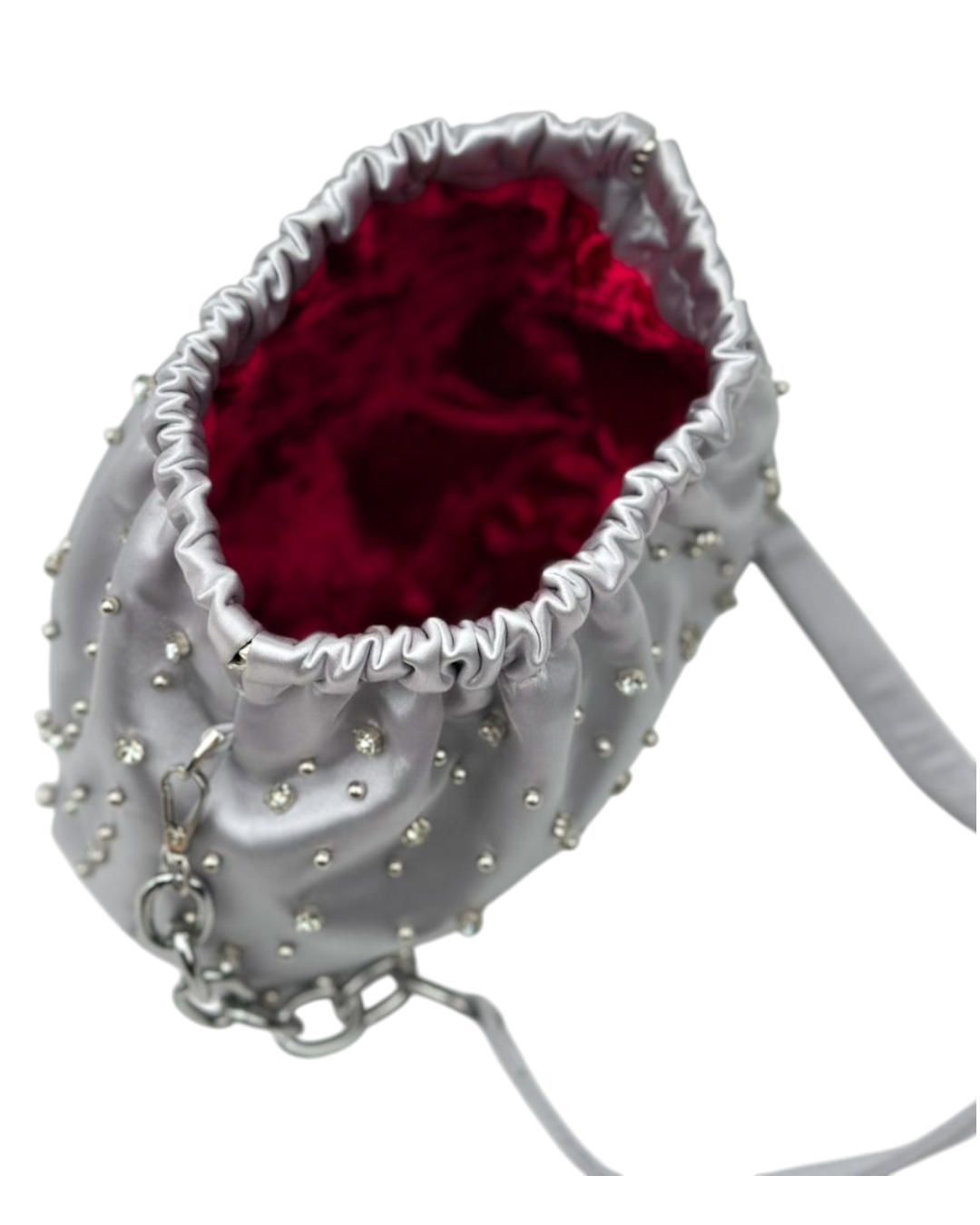 حقيبة من الساتان مزينة بالكريستال