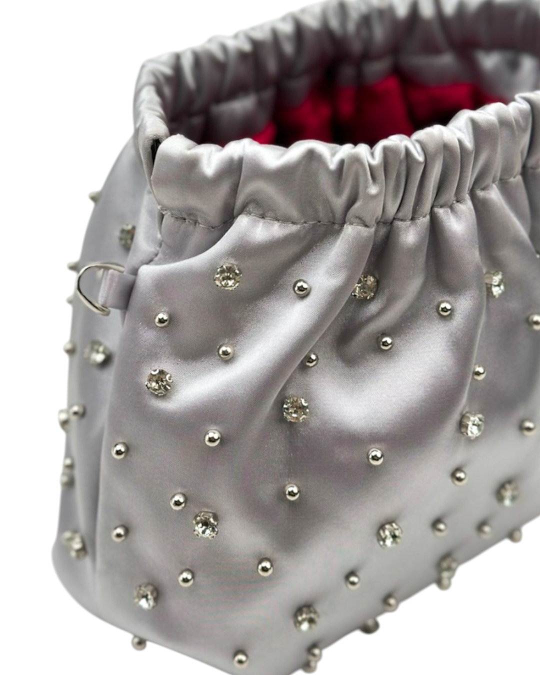 حقيبة من الساتان مزينة بالكريستال