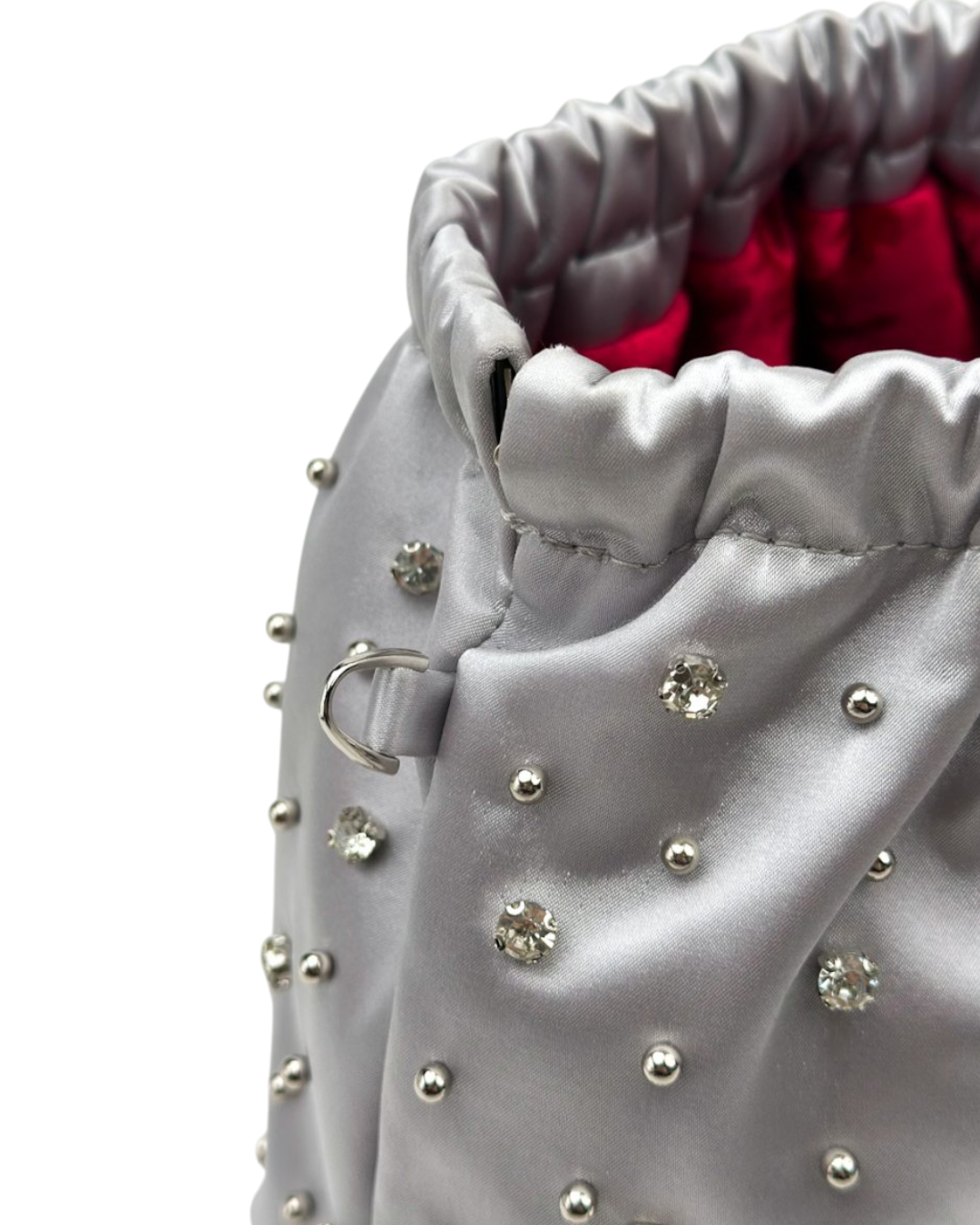 حقيبة من الساتان مزينة بالكريستال