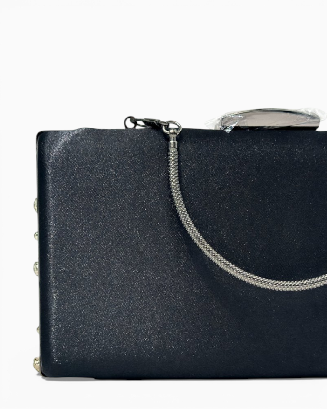 محفظة من الساتان مزينة بالكريستال