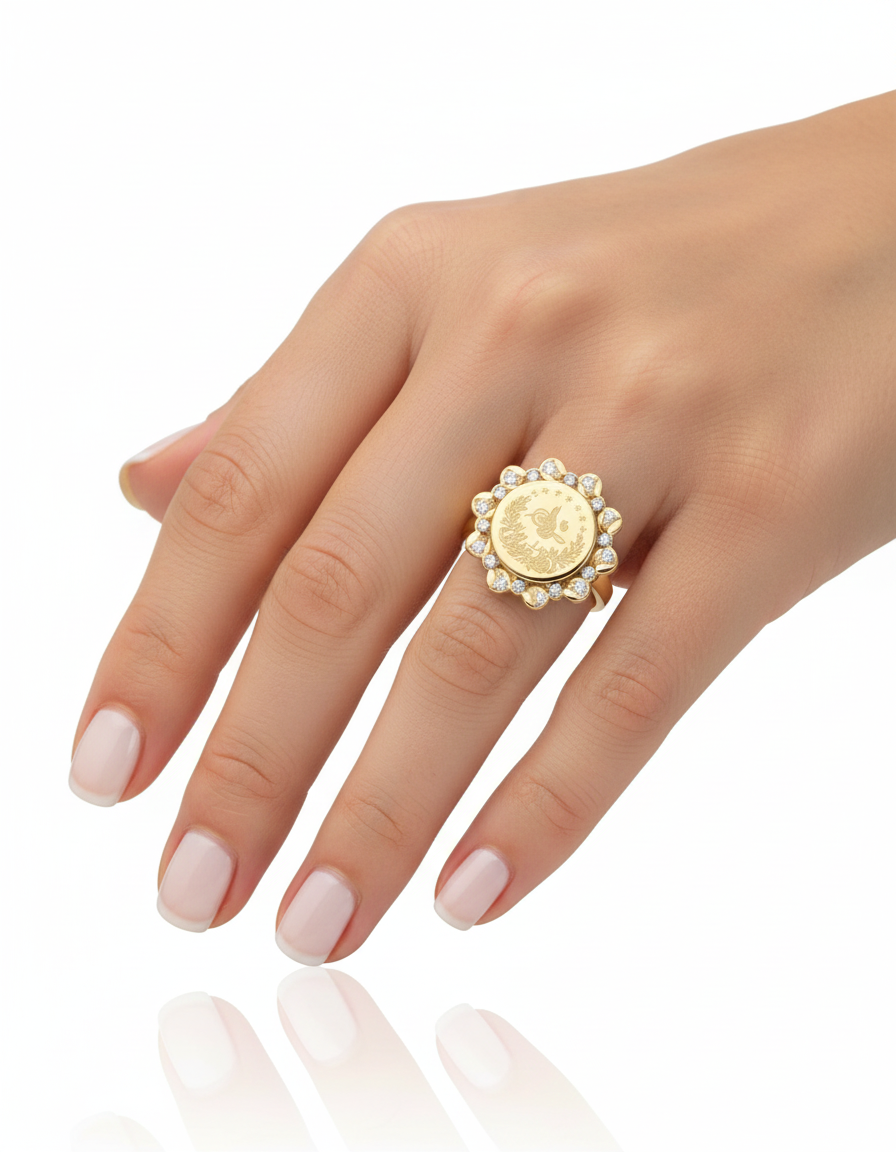 خاتم ذهبي اللون