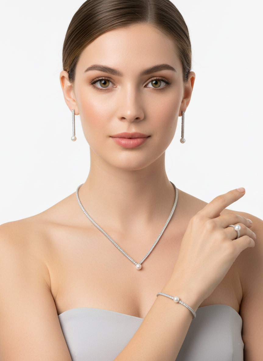 مرصع بالزركون واللؤلؤ