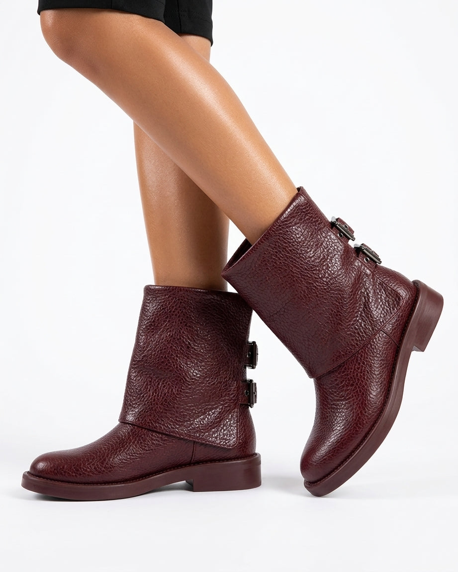Foldable high boot with back buckle detail