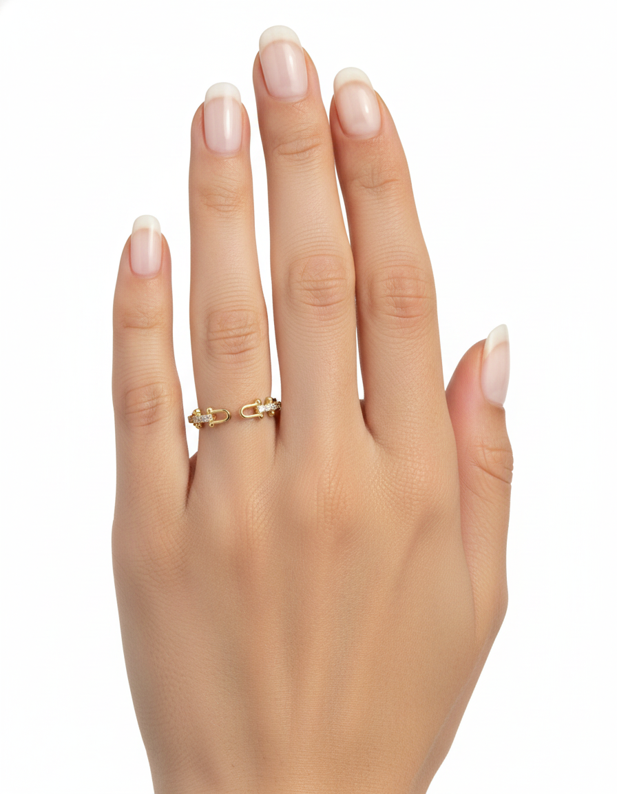 خاتم ذهبي اللون