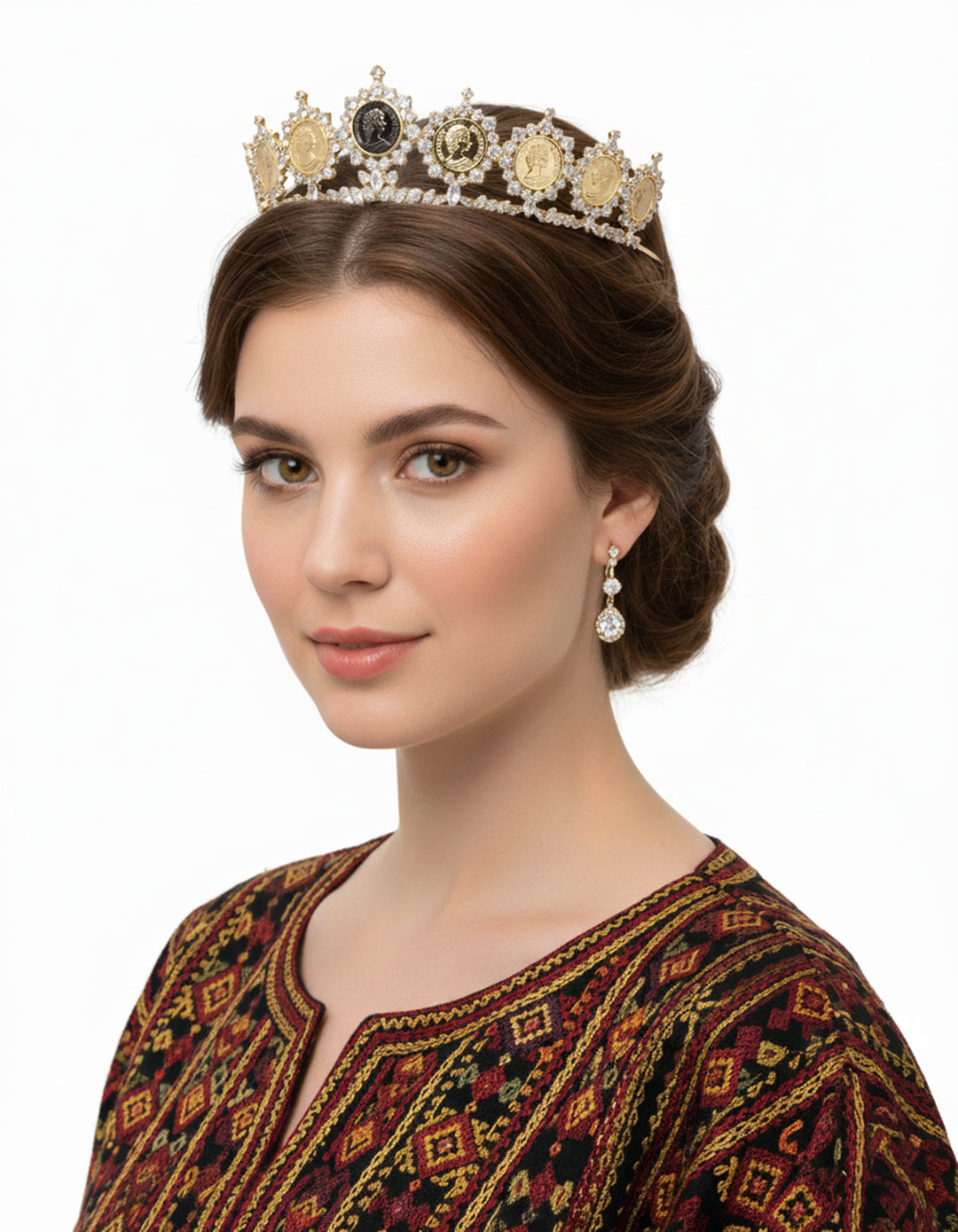 تاج من العملات الذهبية مزين بأحجار الزركون