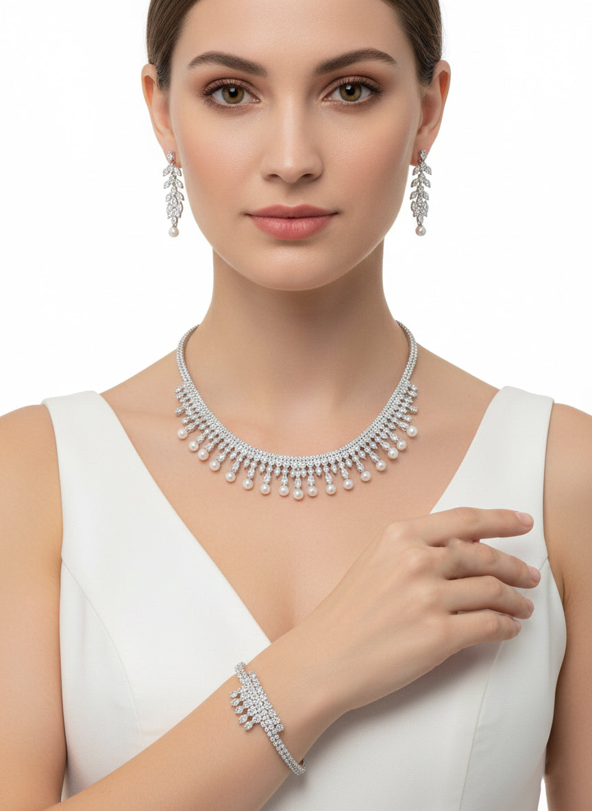 مرصع بأحجار الزركون واللؤلؤ