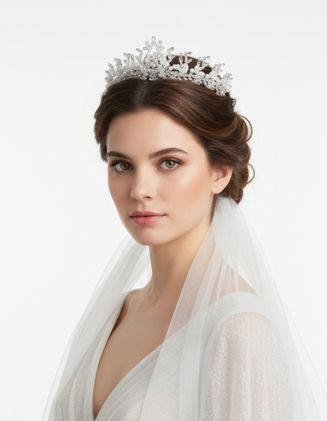 تاج مرصع بالزركون واللؤلؤ