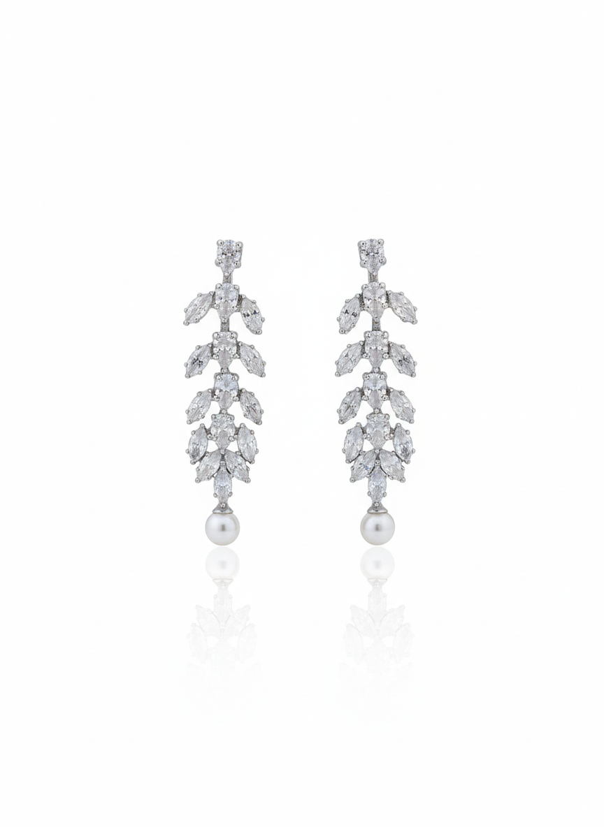 مرصع بأحجار الزركون واللؤلؤ