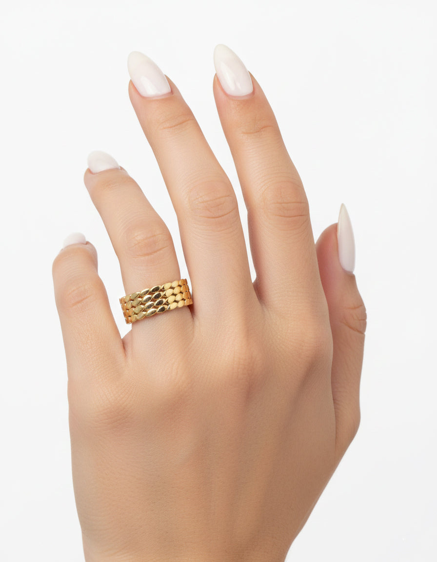 خاتم ذهبي اللون