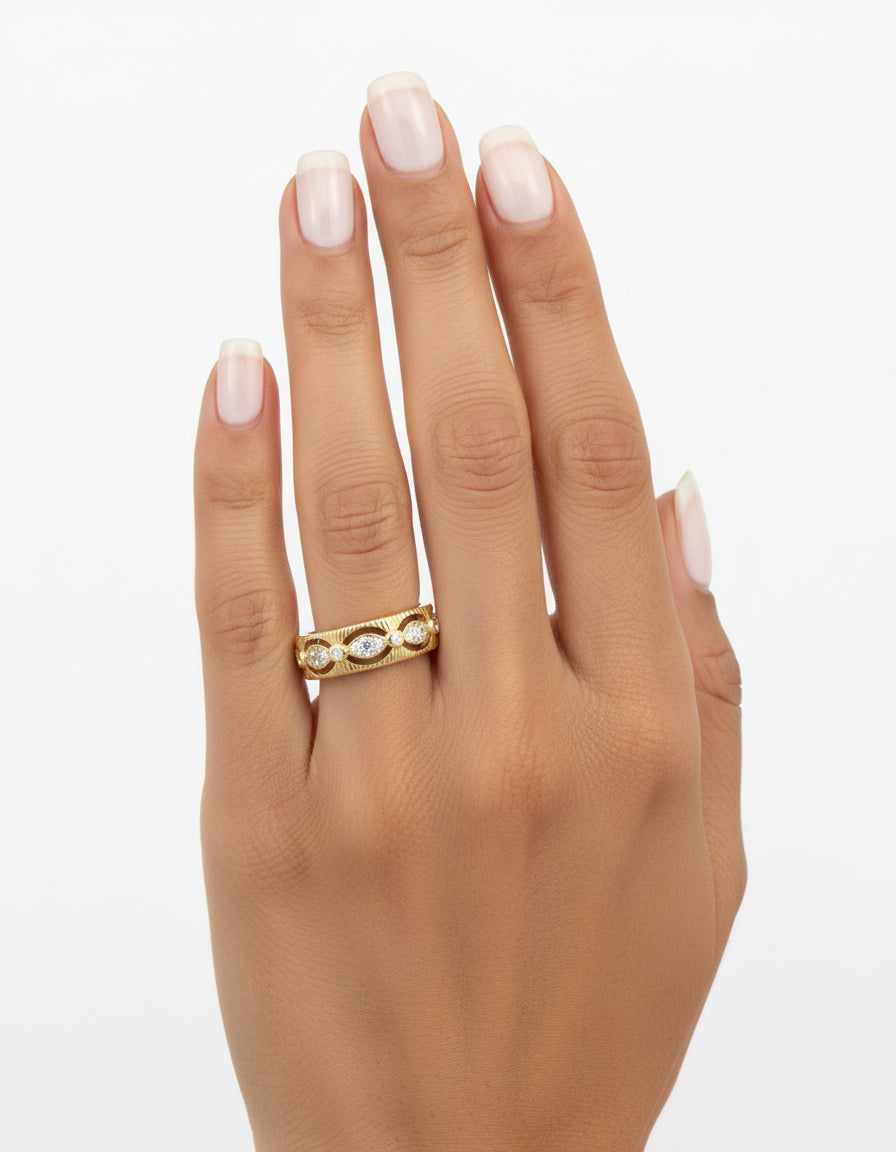 خاتم ذهبي اللون