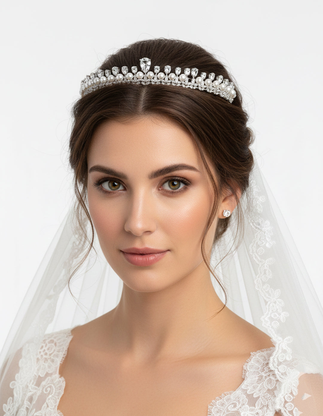تاج مرصع بالزركون والكريستال واللؤلؤ