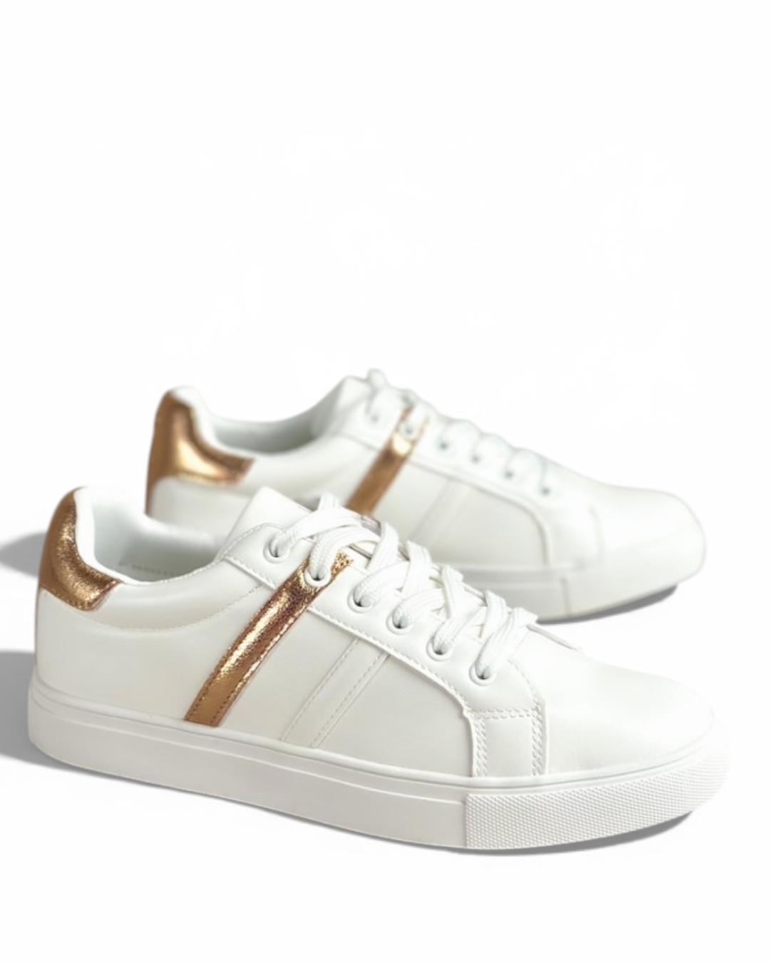 حذاء رياضي أبيض من الجلد الطبي