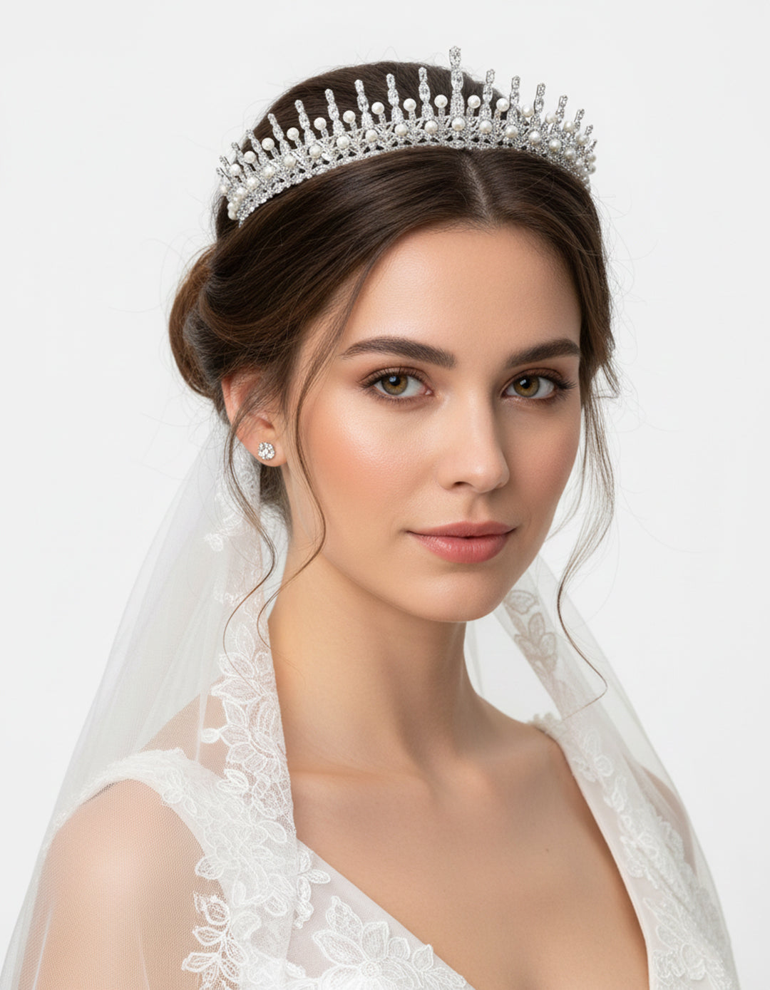 تاج مرصع بالزركون واللؤلؤ