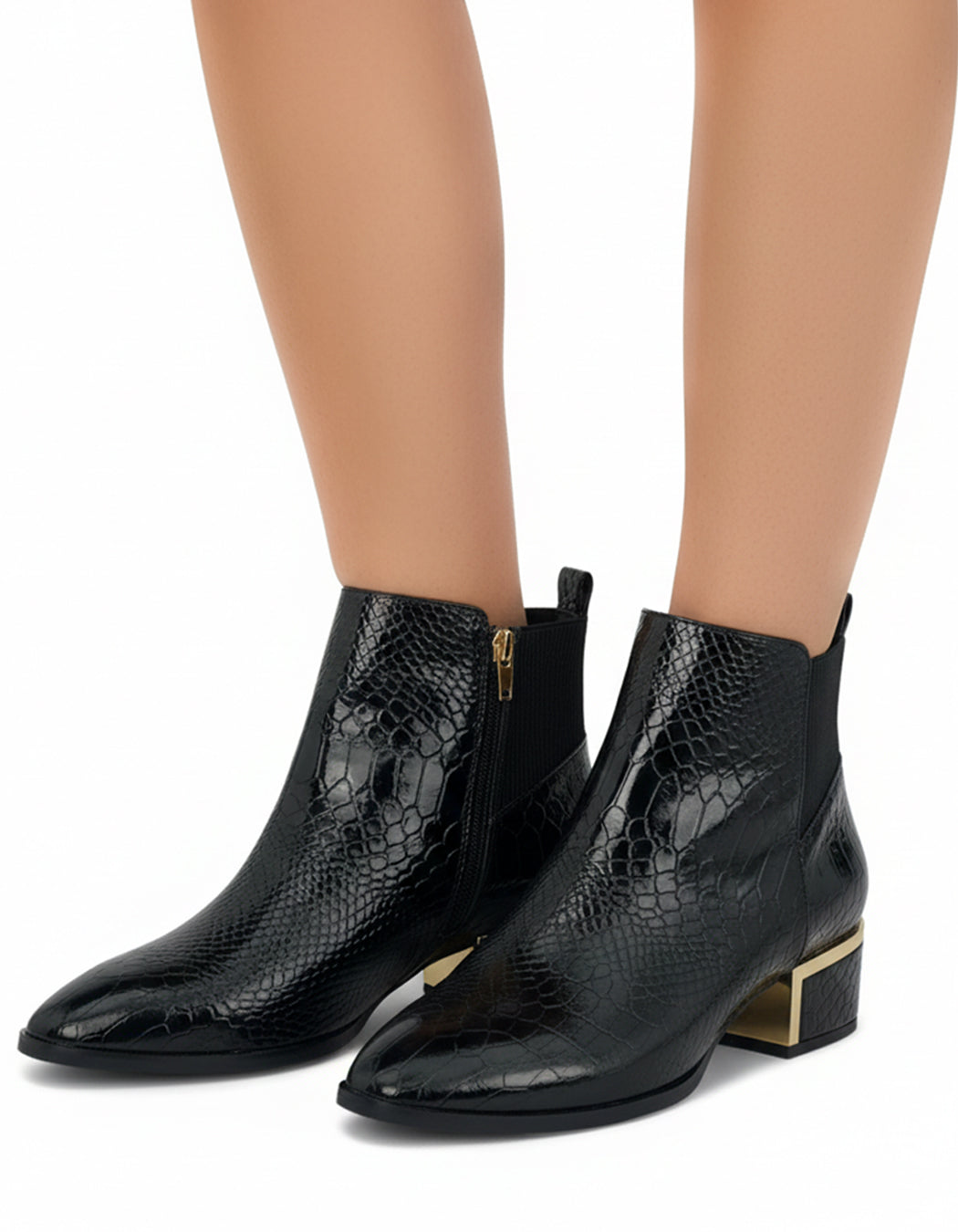 حذاء بنقشة جلد التمساح