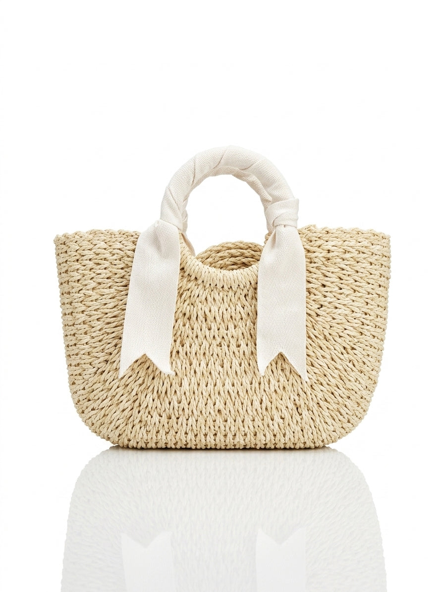 Straw bag with a tie