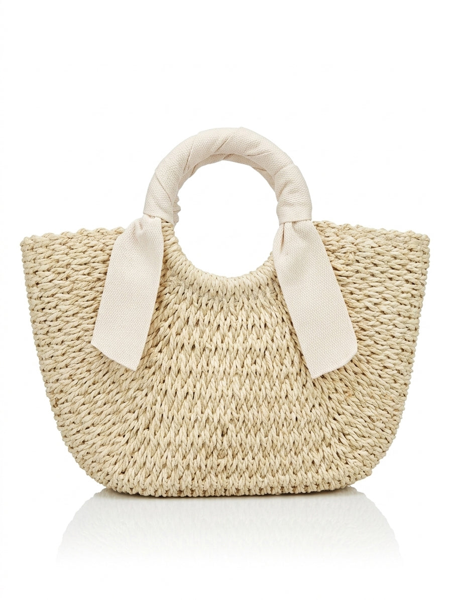 Straw bag with a tie