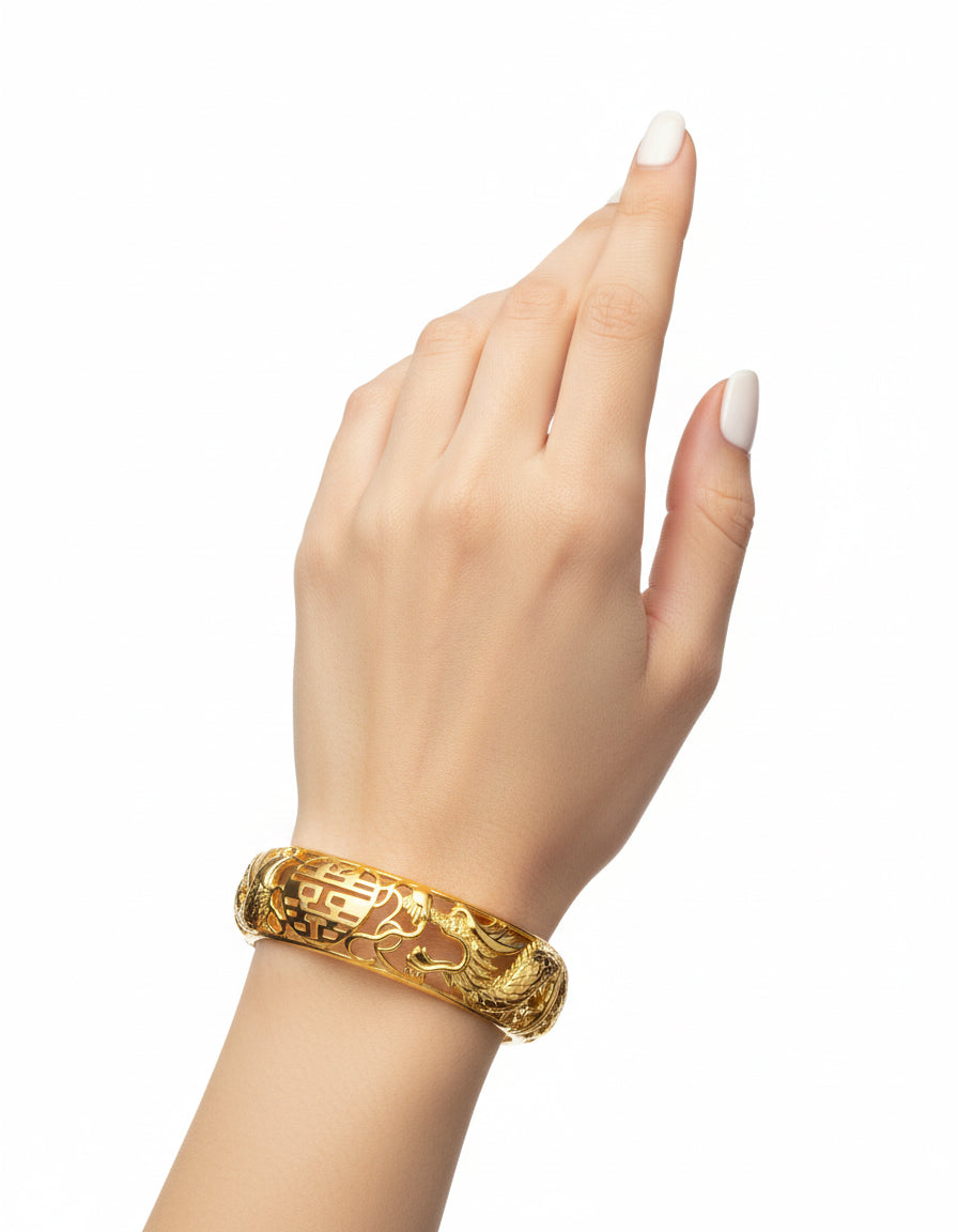 سوار ذهبي اللون