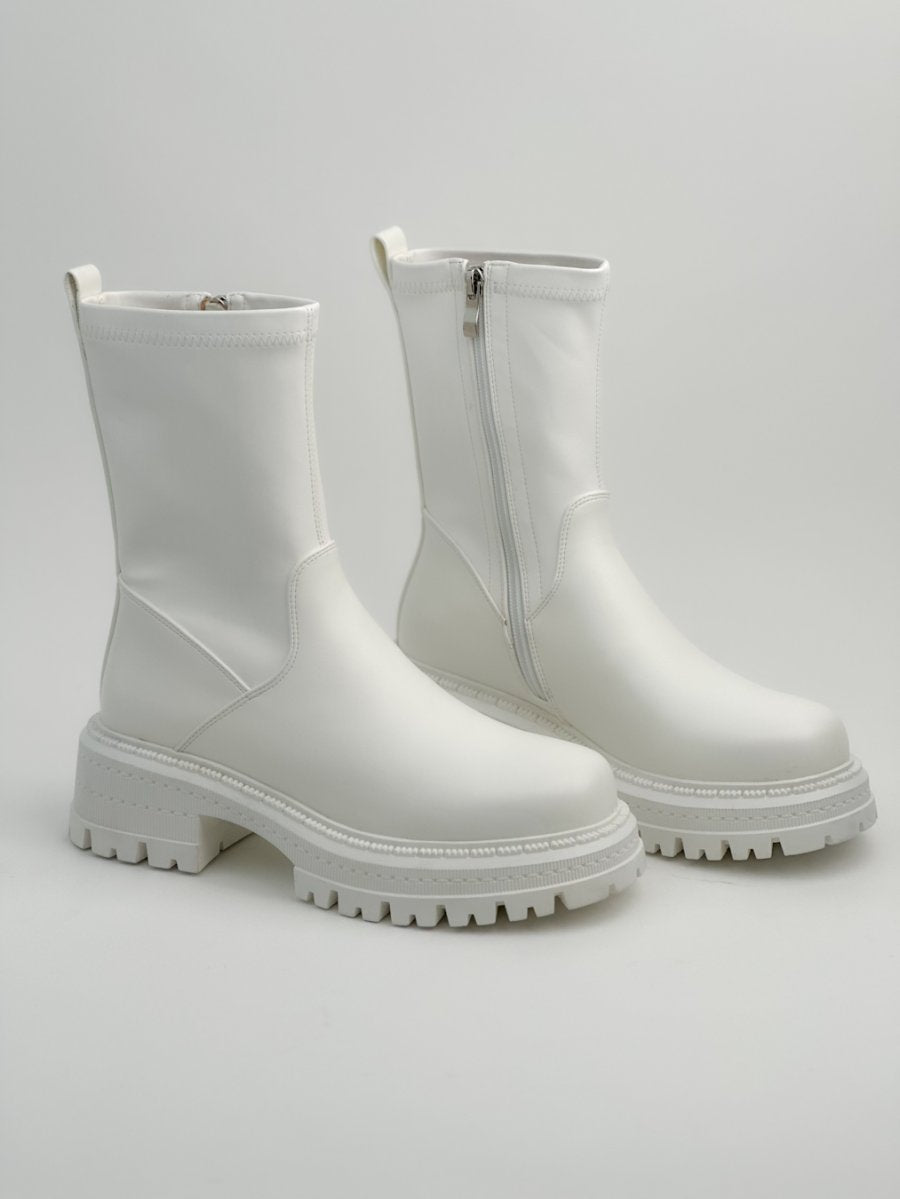 أحذية جلدية متوسطة الطول