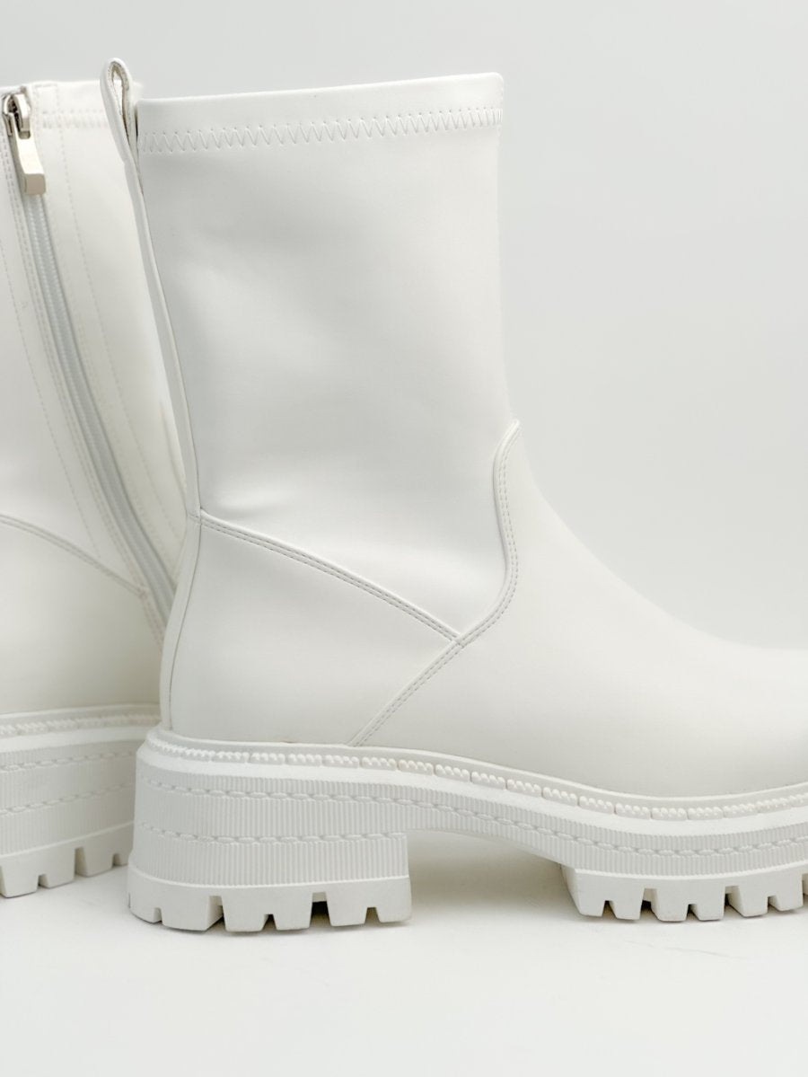 أحذية جلدية متوسطة الطول