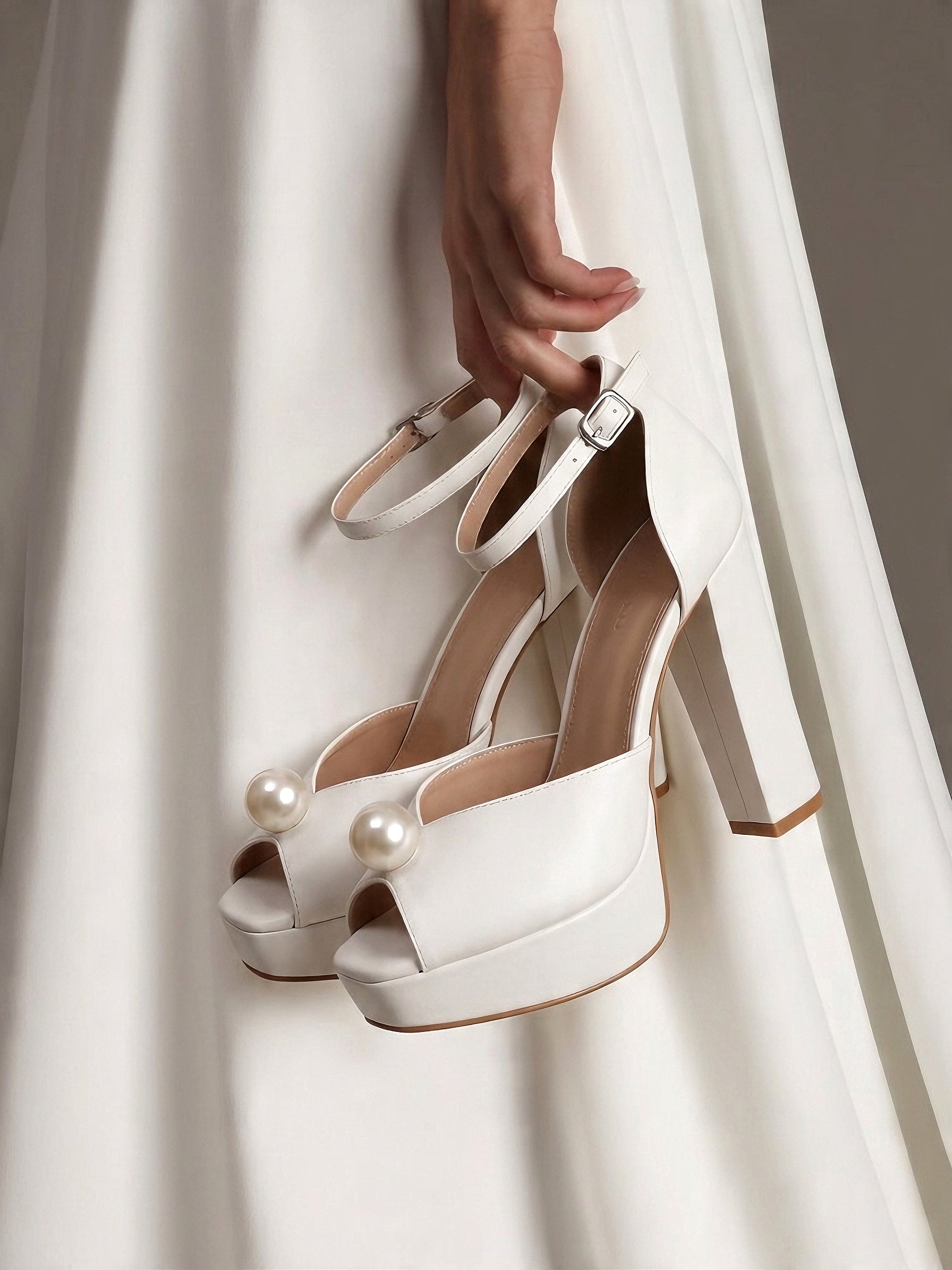 Bridal leather sandals decorated with pearls