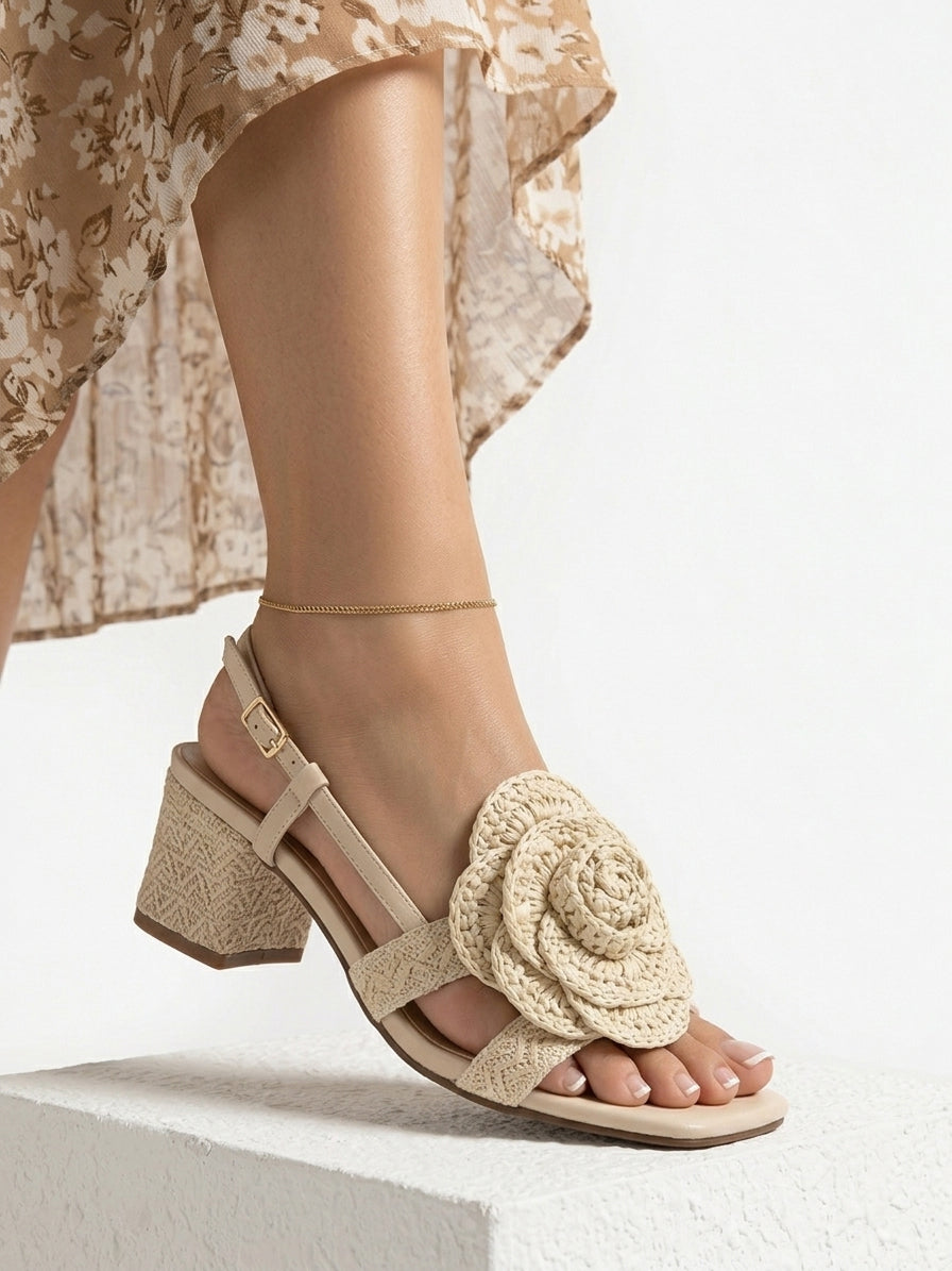 Straw sandal with a flower