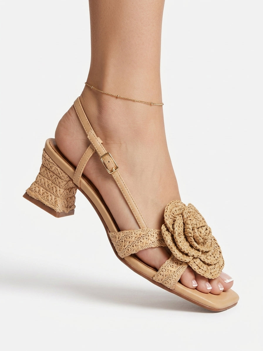 Straw sandal with a flower